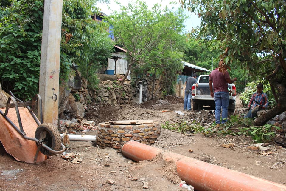 Se lleva a cabo ampliación de la red de drenaje en el Barrio de Tlacotixtla