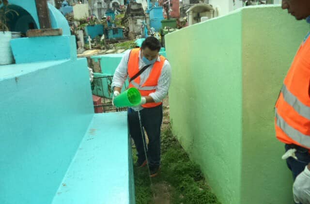 Se lleva a cabo limpieza de recipientes en el Panteón Municipal