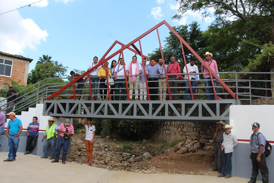 Alcalde y regidores dan por inaugurada la pavimentación y el puente peatonal en "El Espino"
