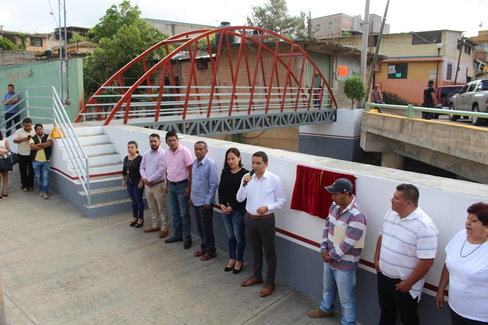 El alcalde inauguró puente peatonal en barranca Los Fresnos