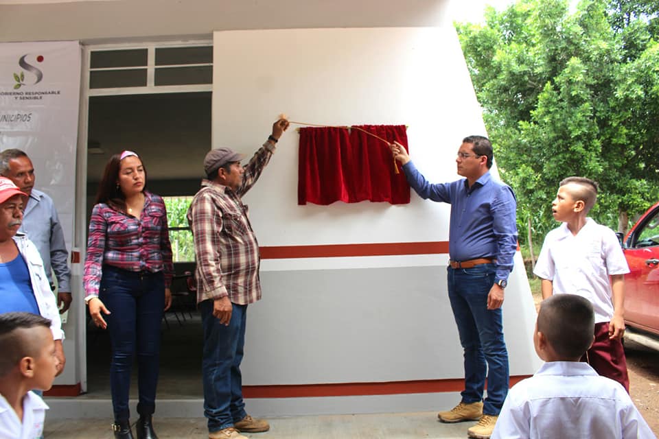 El Presidente Municipal inauguró un aula en primaria "Benito Juárez"