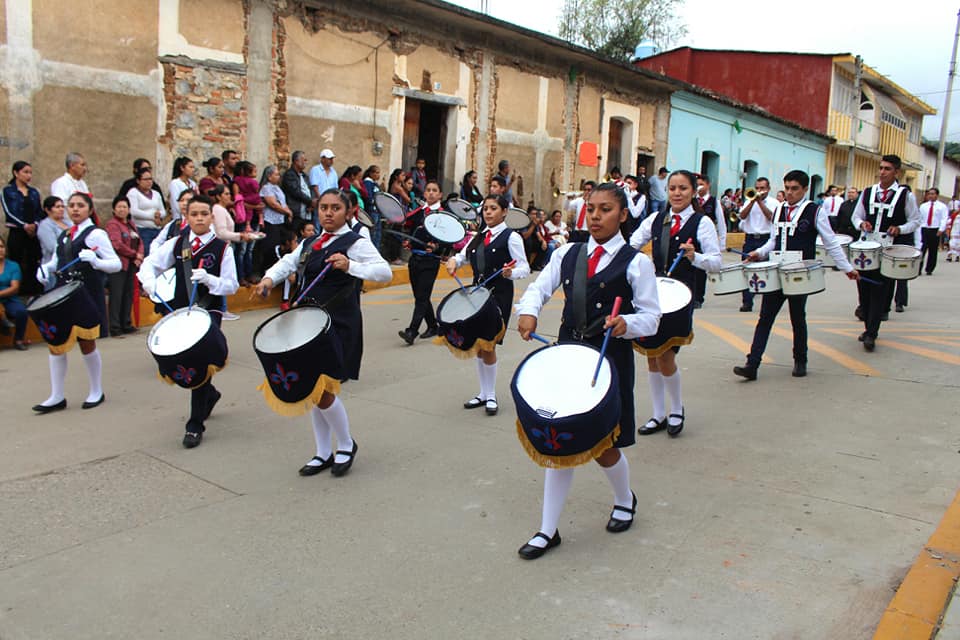 Se lleva a cabo el tradicional desfile cívico en la cabecera municipal