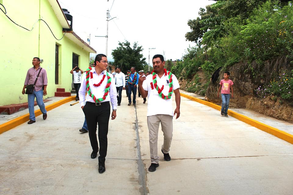Alcalde entrega drenaje sanitario y pavimentación de calle Periconal