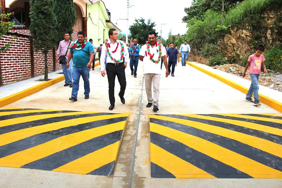 Alcalde entrega drenaje sanitario y pavimentación de calle Periconal