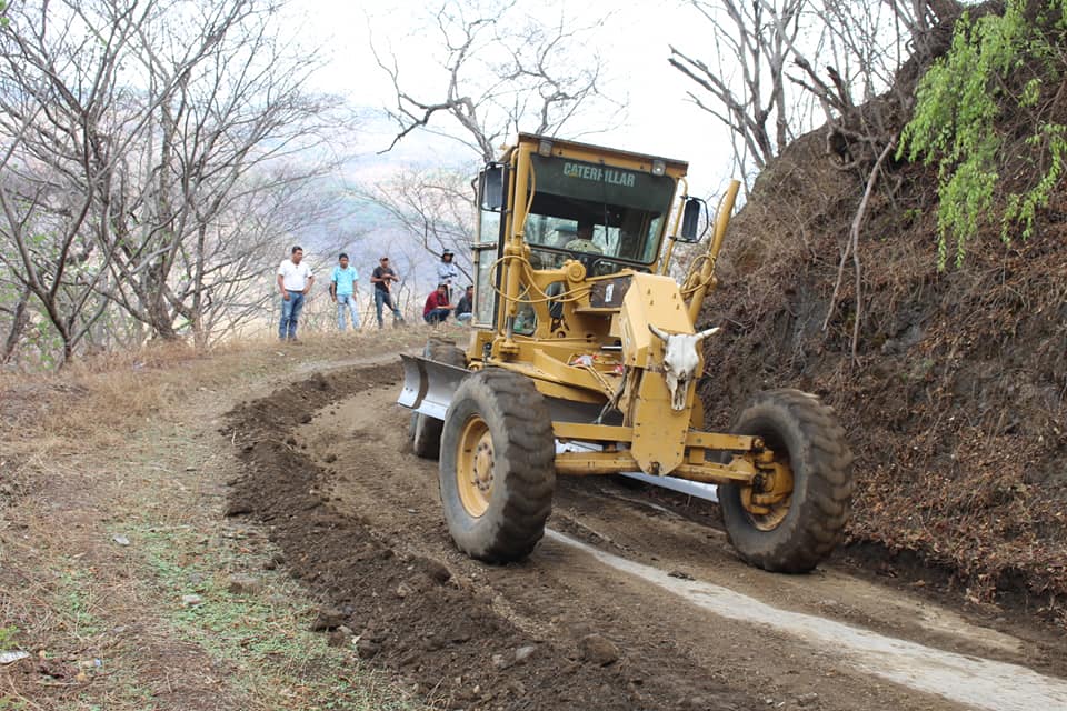 Labores de Rastrilleo y Mejora de Caminos Rurales