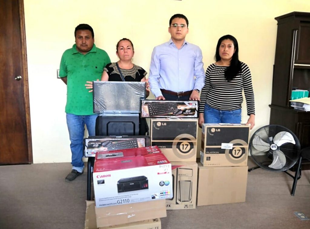 Entrega el alcade equipo de cómputo a Telebachillerato 058