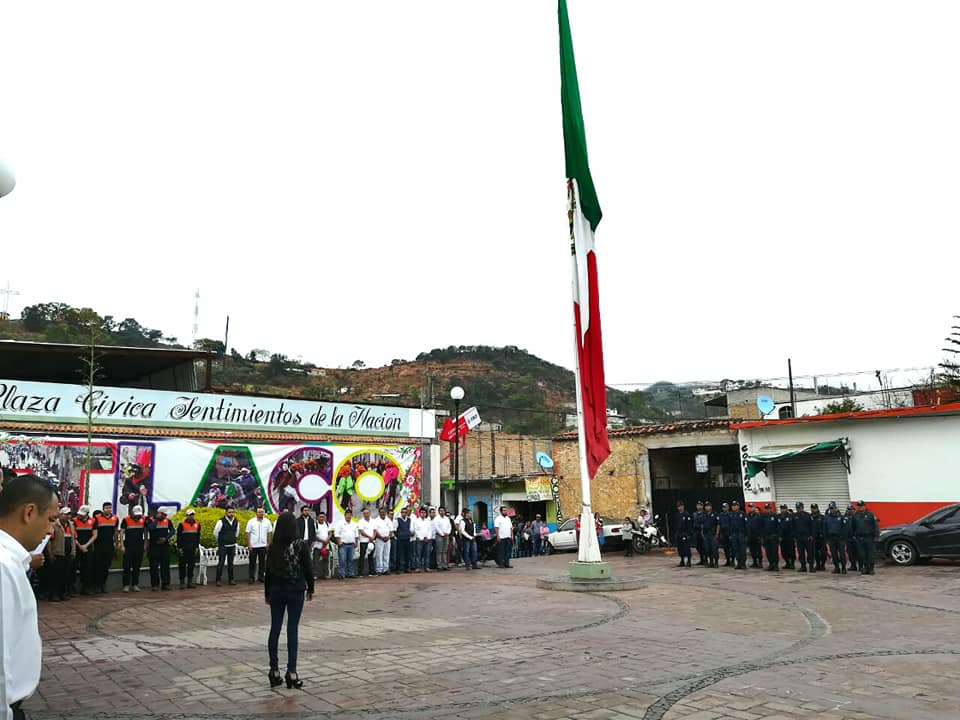 El Ayuntamiento rinde homenaje al lábaro patrio