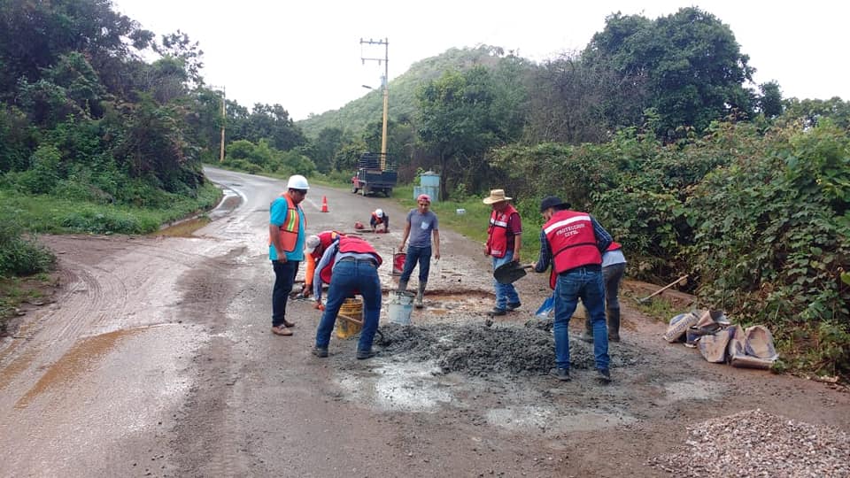 Protección Civil y Servicios Públicos bachean el tramo Puerto del Varal – Tlacotepec