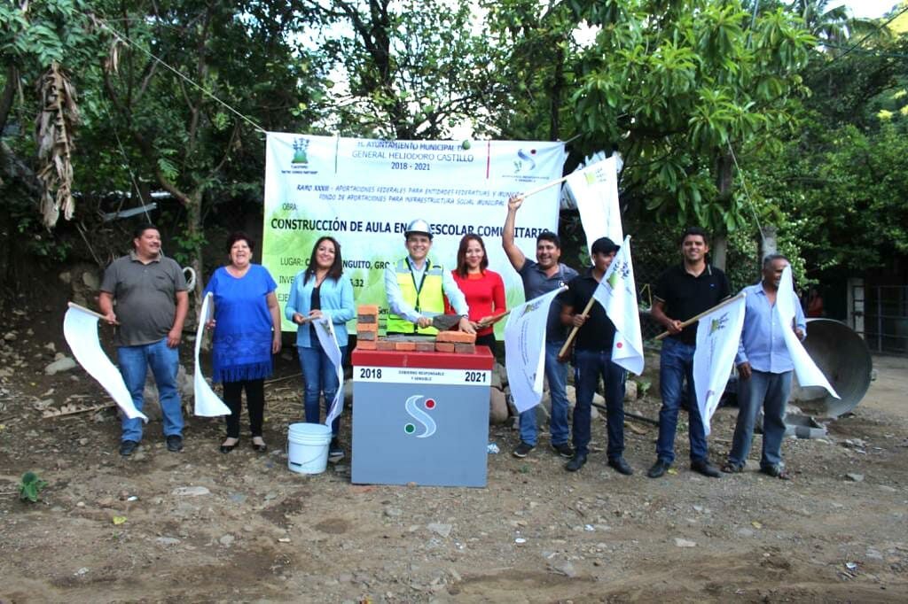 Alcalde coloca primera piedra de aula en preescolar «Vicente Guerrero»