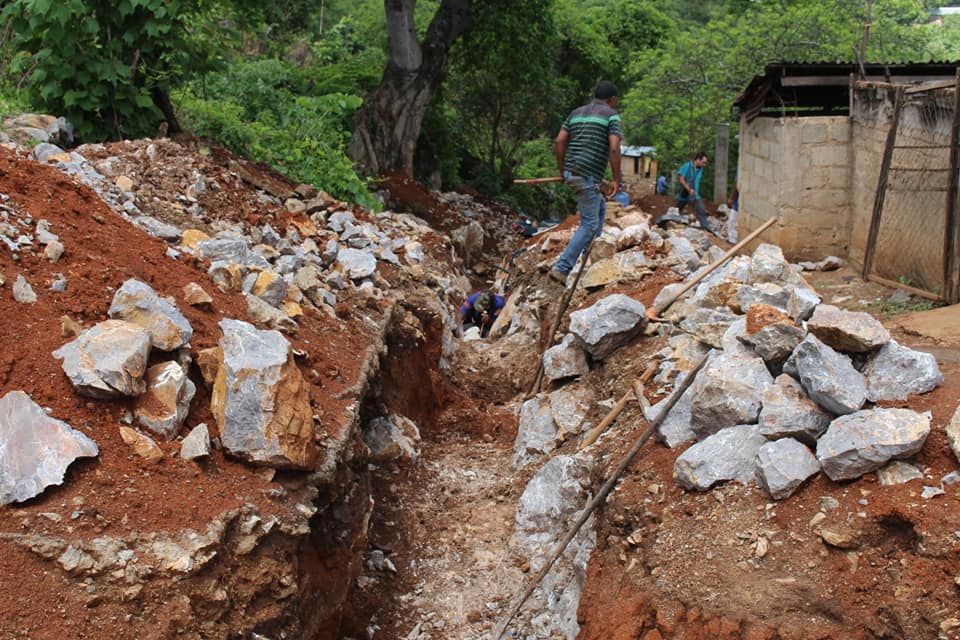 Se lleva a cabo ampliación de la red de drenaje en el Barrio de Tlacotixtla