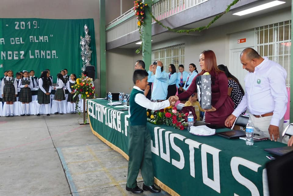 Mtra. Carolina Hernández Landa apadrinó clausura de la primaria "Justo Sierra"