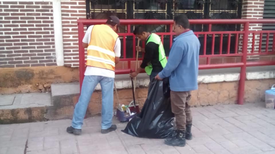 Servicios Públicos Municipales realizan labores de limpieza en el zócalo y panteón  municipal