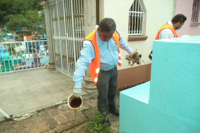 Se lleva a cabo limpieza de recipientes en el Panteón Municipal