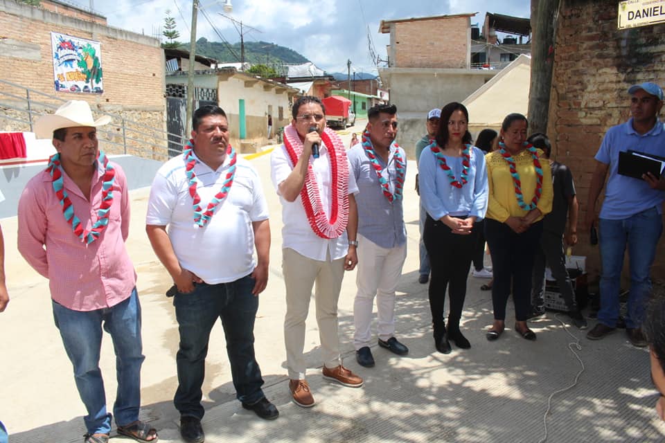 Alcalde y regidores dan por inaugurada la pavimentación y el puente peatonal en "El Espino"