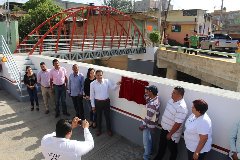 El alcalde inauguró puente peatonal en barranca Los Fresnos