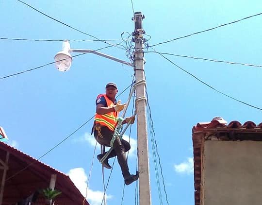 Reparan alumbrado en la cabecera municipal