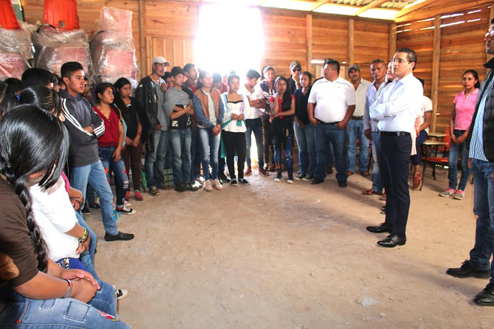 El alcalde visita telebachillerato 250 de la comunidad de La Aurora
