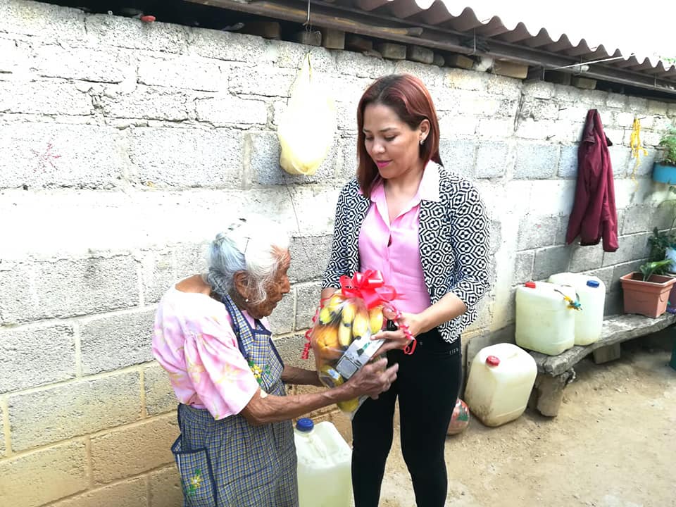 Presidenta del DIF-Municipal visita adultos mayores