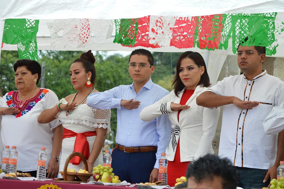 Se lleva a cabo el tradicional desfile cívico en la cabecera municipal