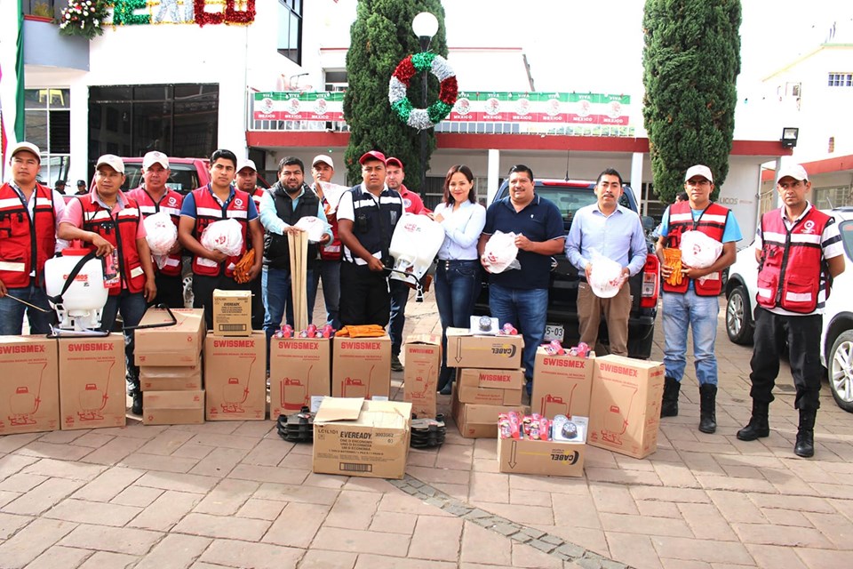 Entrega de equipos y herramientas en el Día Nacional de Protección Civil