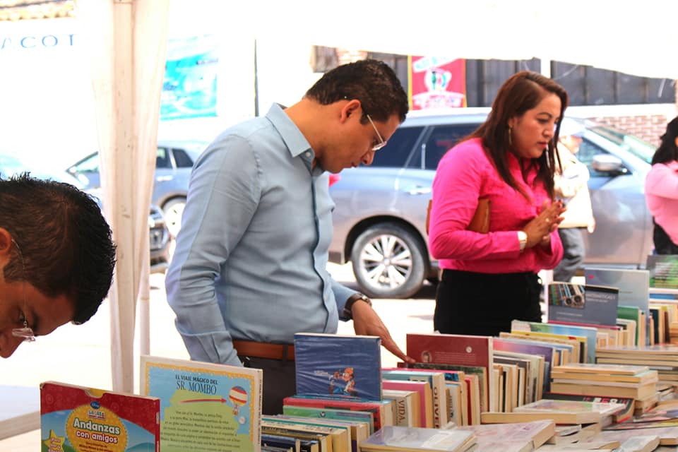 El alcalde visita la "Feria del Libro"