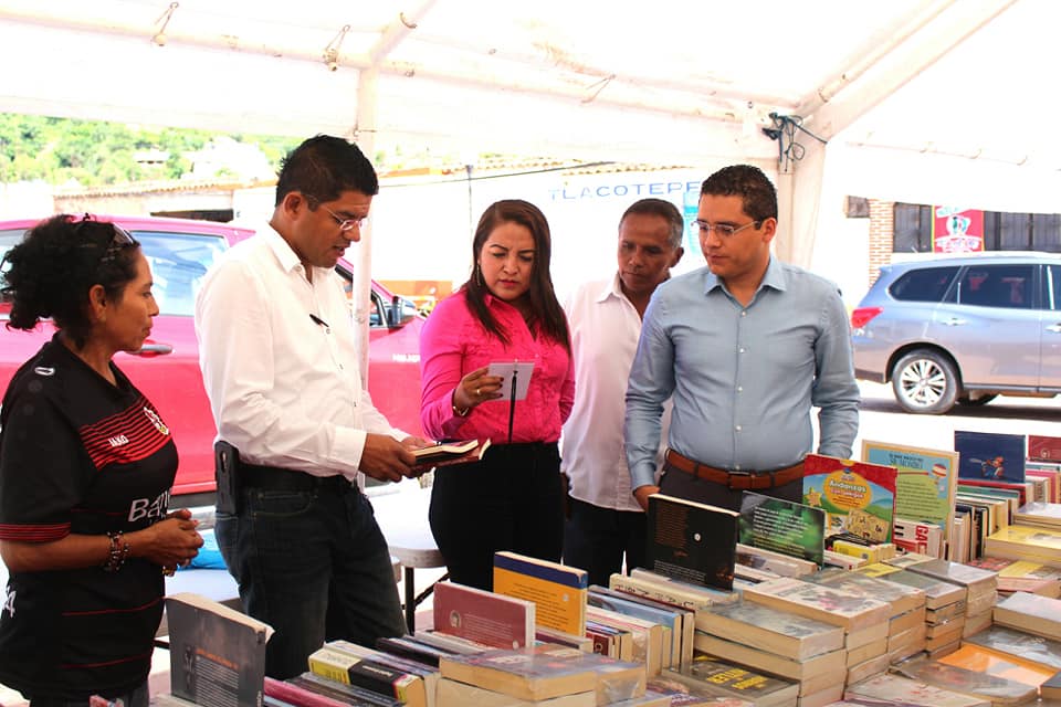 El alcalde visita la «Feria del Libro»