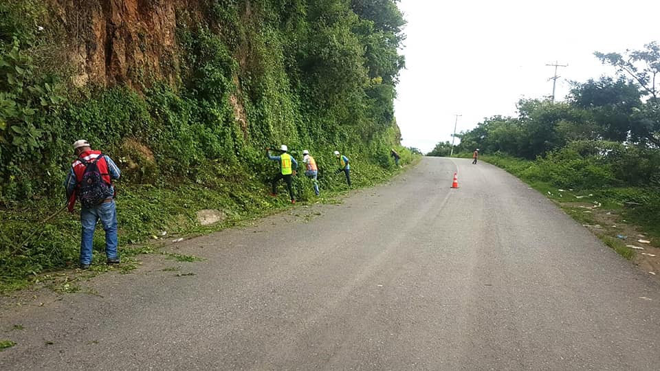 Realizan labores de mantenimiento en la carretera Tlacotepec-Chapultepec