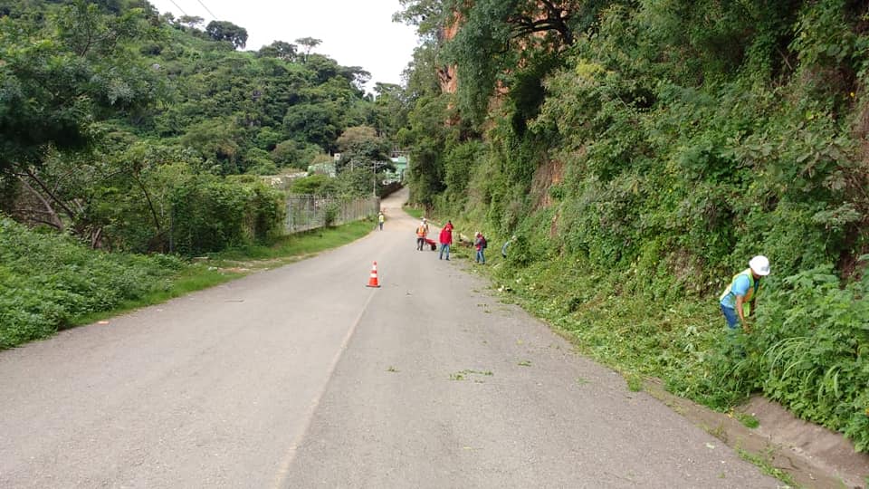 Realizan labores de mantenimiento en la carretera Tlacotepec-Chapultepec