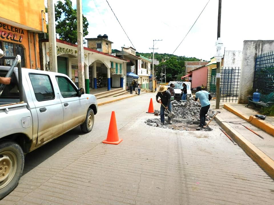 Labores de remoción de topes en acceso principal de Tlacotepec
