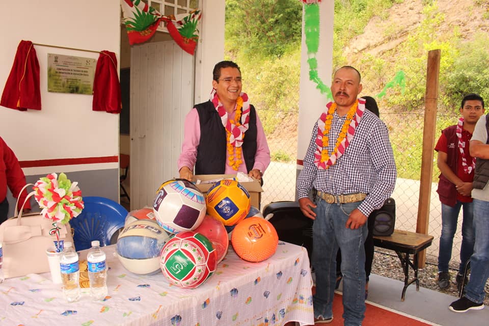 Asiste el alcalde a la inauguración de techado en escuela "Ignacio Manuel Altamirano"