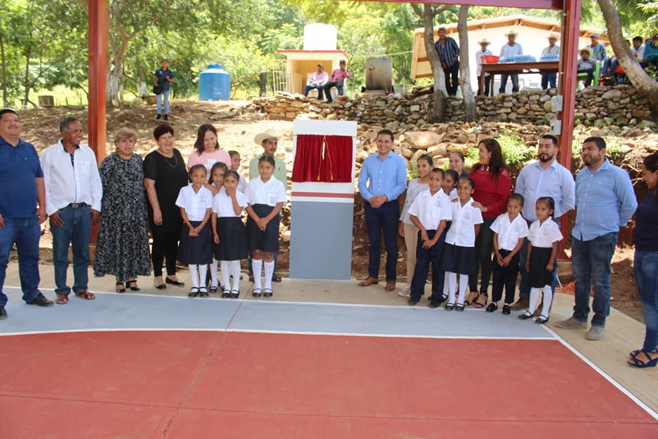 Presidente Municipal Entrega techado en escuela «Venustiano Carranza» de Tlacomulito