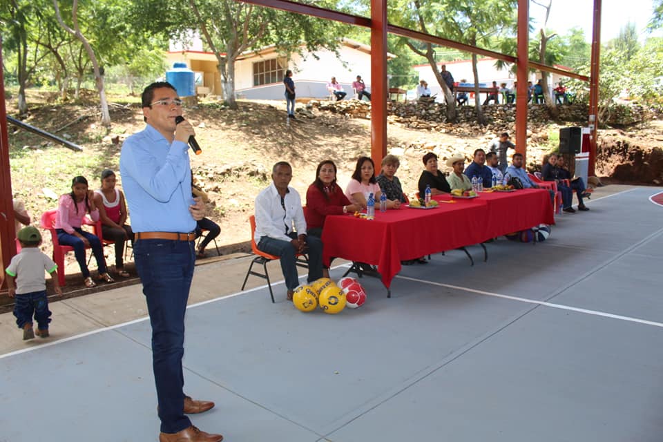 Presidente Municipal Entrega techado en escuela "Venustiano Carranza" de Tlacomulito