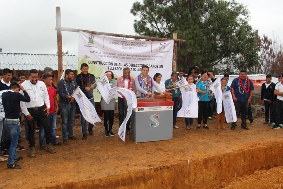 Banderazo inicial a la construcción del telebachillerato #058