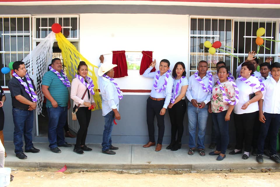 Entrega el Presidente Municipal el telebachillerato #176