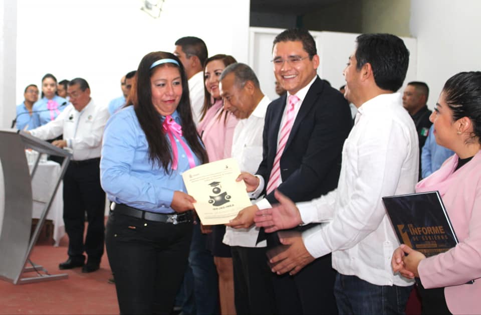 Alcalde encabeza entrega de certificados de primaria y secundaria