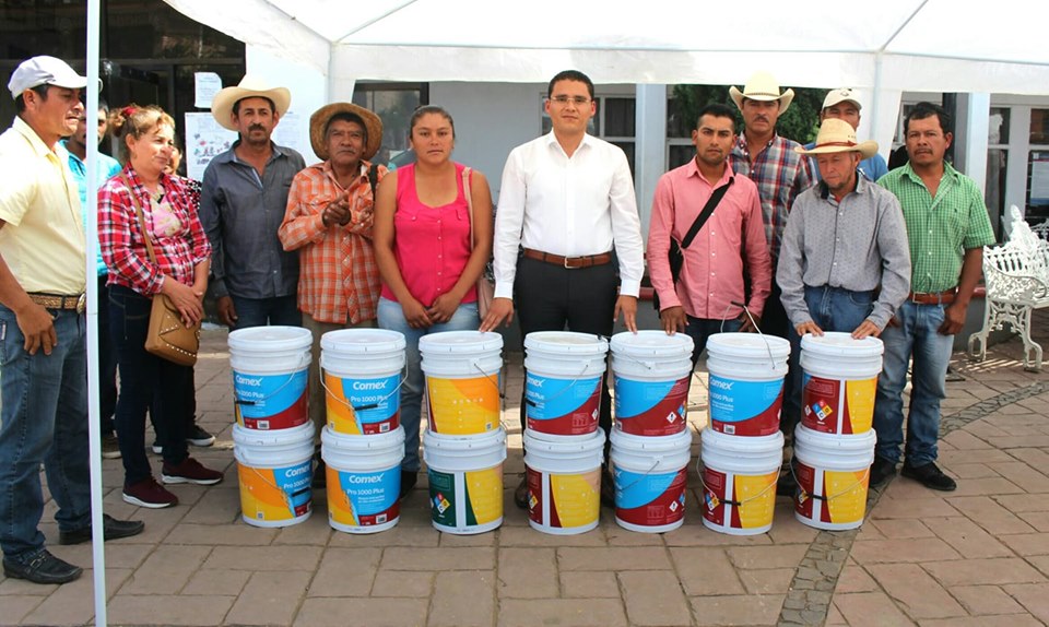 Entrega el Alcalde pintura para rehabilitación de escuelas