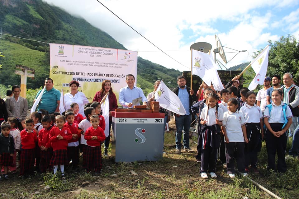 Alcalde da por iniciada la construcción de techado en primaria