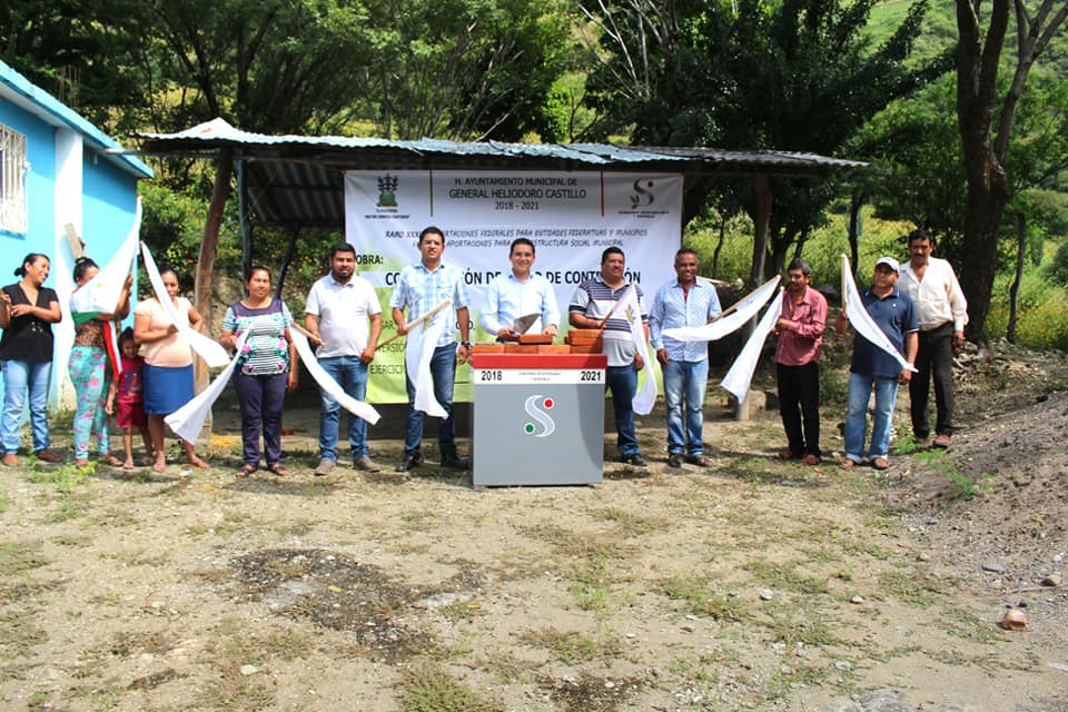 Colocan primera piedra de muro en El Tiquimil