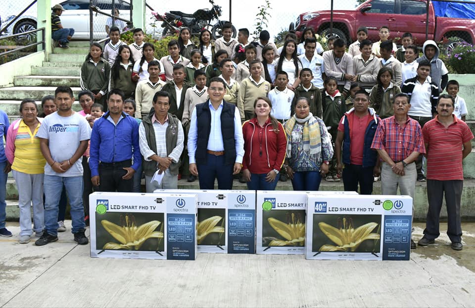 Entrega el alcalde apoyos a telesecundaria «20 de Noviembre»