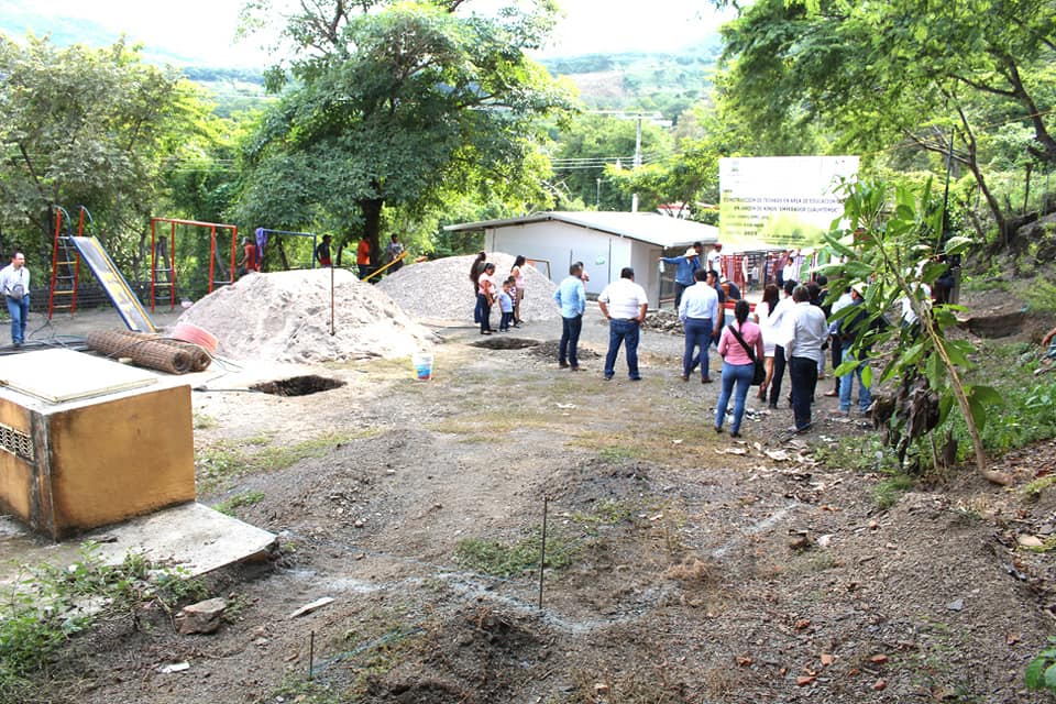 Colocan primera piedra en jardín de niños "Emperador Cuahtémoc"