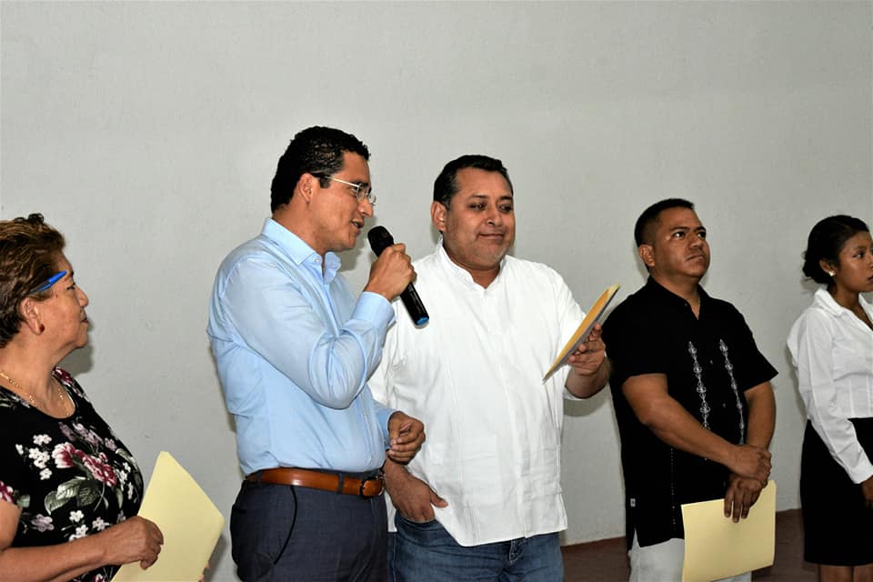 Presidente Municipal premia a los ganadores del concurso de poesía