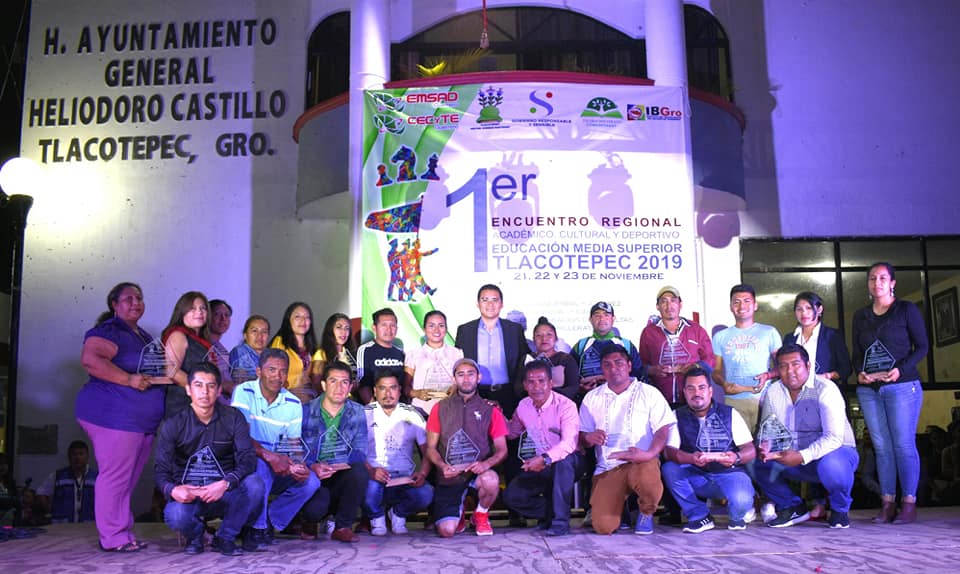 Entrega de reconocimientos a instituciones participantes en Encuentro Regional