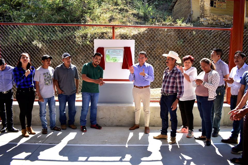 Entrega el alcalde cancha de usos múltiples en Hueyahualt