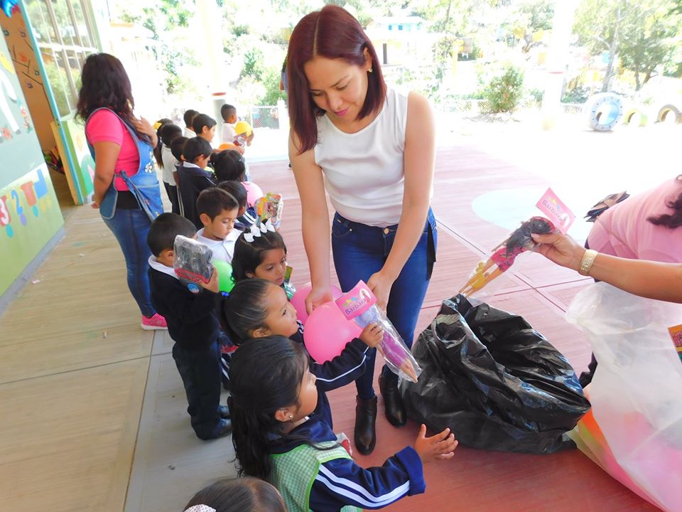 La presidenta del DIF Municipal entrega juguetes en comunidades
