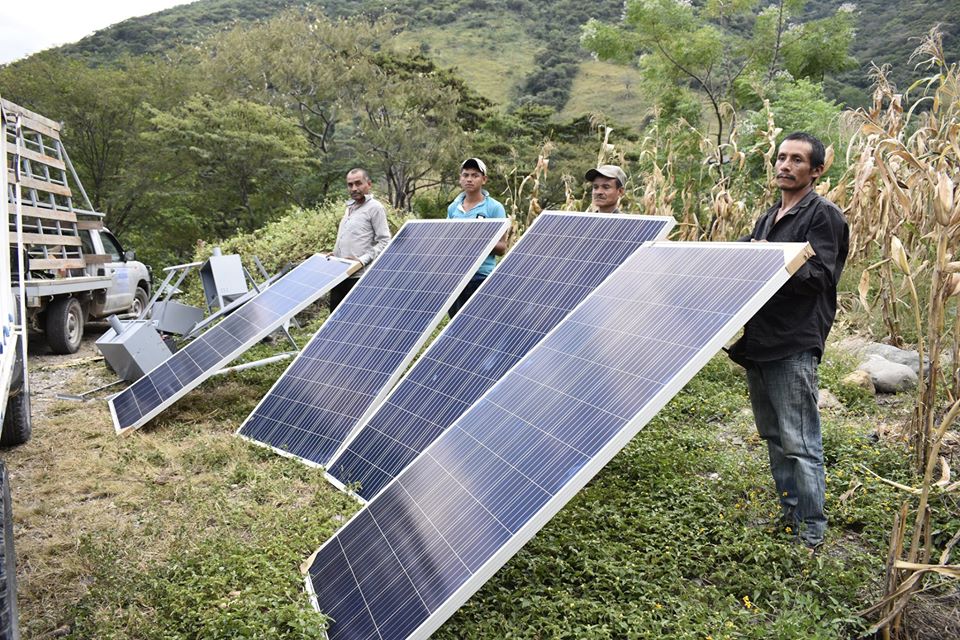 Entrega de placas solares en comunidades