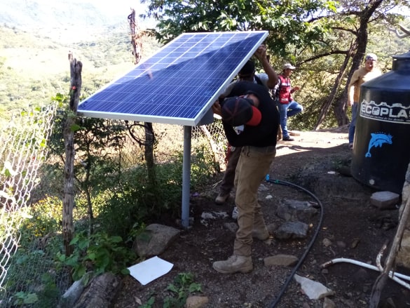 Entrega de placas solares en comunidades