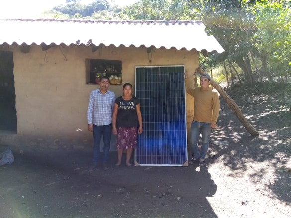 Entrega de placas solares en comunidades