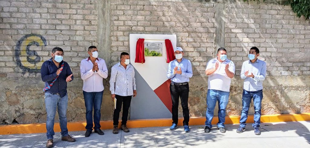 Entrega el alcalde obras en la localidad  de Tecomazuchitl Sur