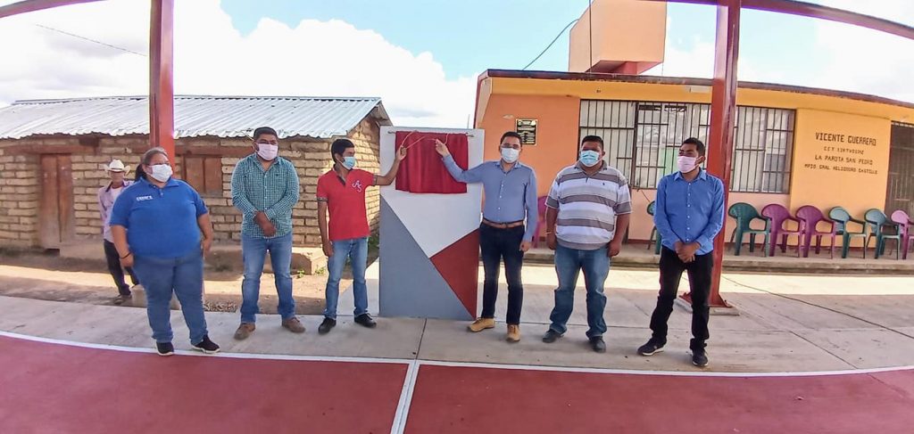 El alcalde inauguró techado en secundaria Vicente Guerrero